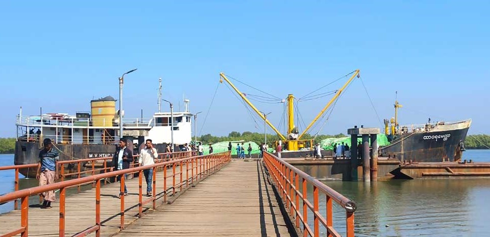 দুই জাহাজ ছাড়লেও আরেকটি আটকে রেখেছে আরাকান আর্মি